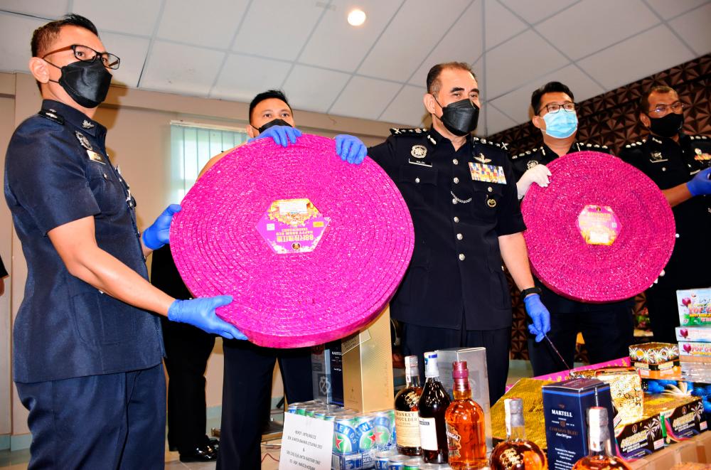 Polis tahan tiga lelaki, rampas mercun, minuman keras bernilai RM150,000 Polis tahan tiga lelaki, rampas mercun, minuman keras bernilai RM150,000