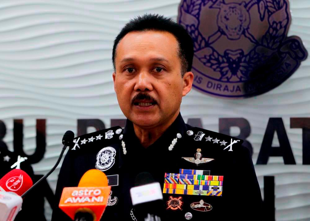 Polis terima laporan poster berunsur fitnah babitkan calon BN Tapah Polis terima laporan poster berunsur fitnah babitkan calon BN Tapah