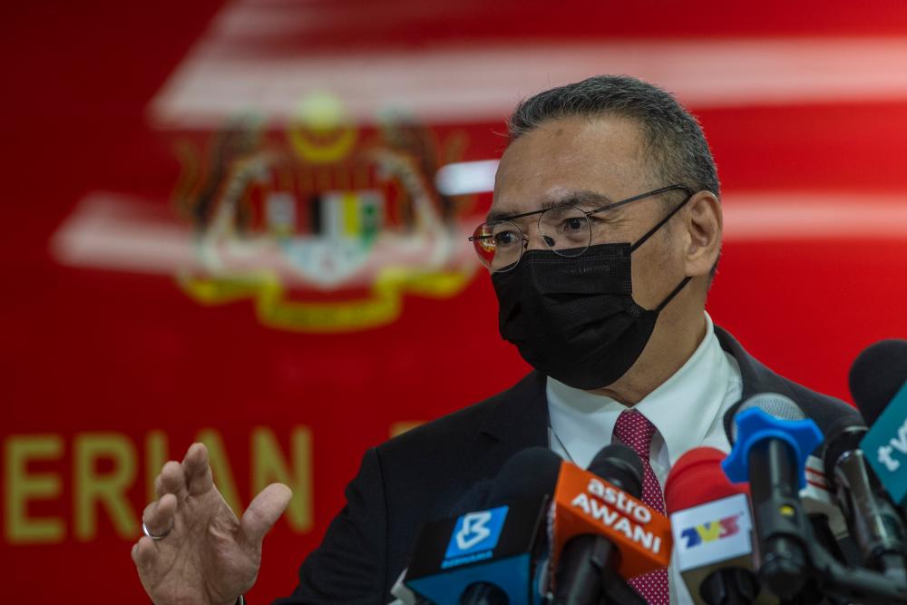 Positif Covid: Hishammuddin jalani rawatan di Hospital Angkatan Tentera Tuanku Mizan