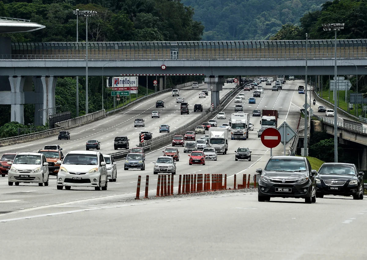 Post-Raya travel surge slows traffic on major highwaysALOR GAJAH, March 28 (Bernama) -- Water levels at three dams in Melaka have dropped between 10 and 30 per cent due to hot weather and lack of rain recently. State Works, Infrastructure, Public Facilities and Transport Committee chairman Datuk Hameed Mytheen Kunju Basheer, however, said that the water level remains at a normal reading and, so far, the water supply is expected to be sufficient for the state until April. 