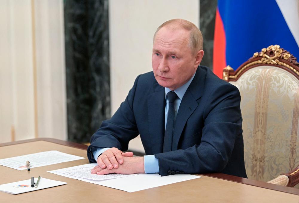 Putin sends condolences to parents of killed Russian journalist Putin sends condolences to parents of killed Russian journalist