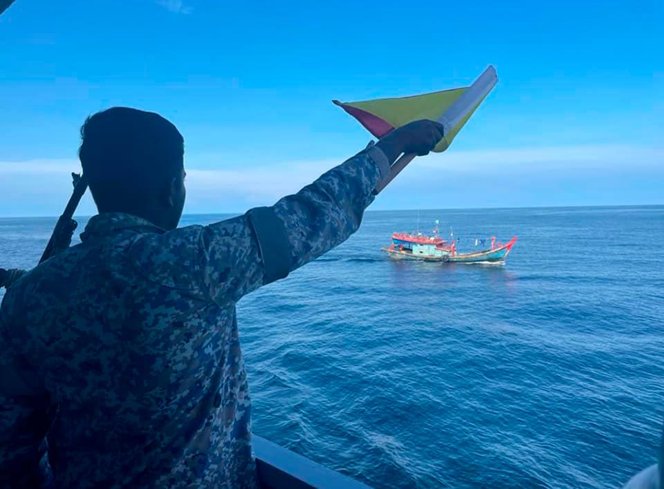 RMN chases out 12 foreign fishing boats