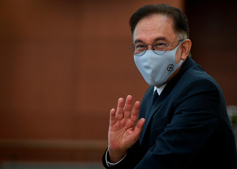 Razman diarah fail pernyataan pembelaan dalam kes saman Anwar selewatnya 31 Jan Razman diarah fail pernyataan pembelaan dalam kes saman Anwar selewatnya 31 Jan