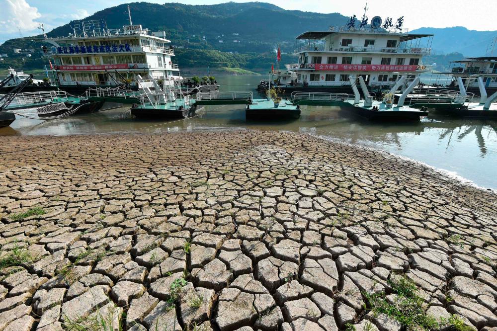 Receding water levels of China's Yangtze reveal ancient Buddhist statues Receding water levels of China's Yangtze reveal ancient Buddhist statues