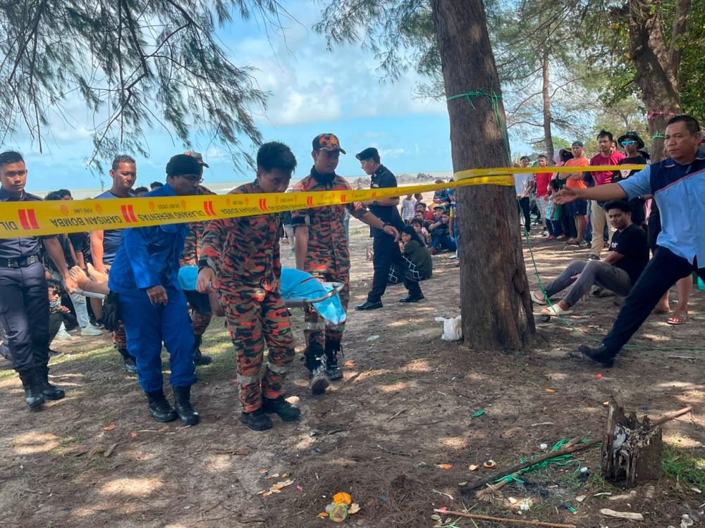 Remaja 17 tahun lemas, seorang lagi hilang di Pantai Batu Layar Remaja 17 tahun lemas, seorang lagi hilang di Pantai Batu Layar