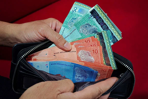 Ringgit_weakens_past_4_00_against_US_dollar_on_geopolitical_jitters Ringgit weakens past 4.00 against US dollar on geopolitical jitters