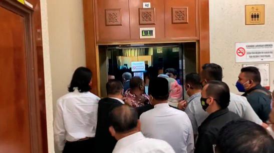Rough treatment by politician’s bodyguards angers netizens