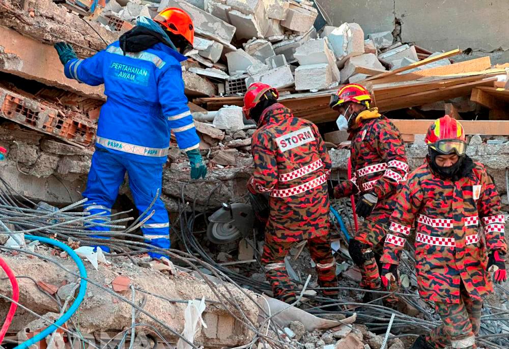 SAR Turkiye: Air mata anggota Bomba menitis jumpa mayat ibu, dua anak berpelukan