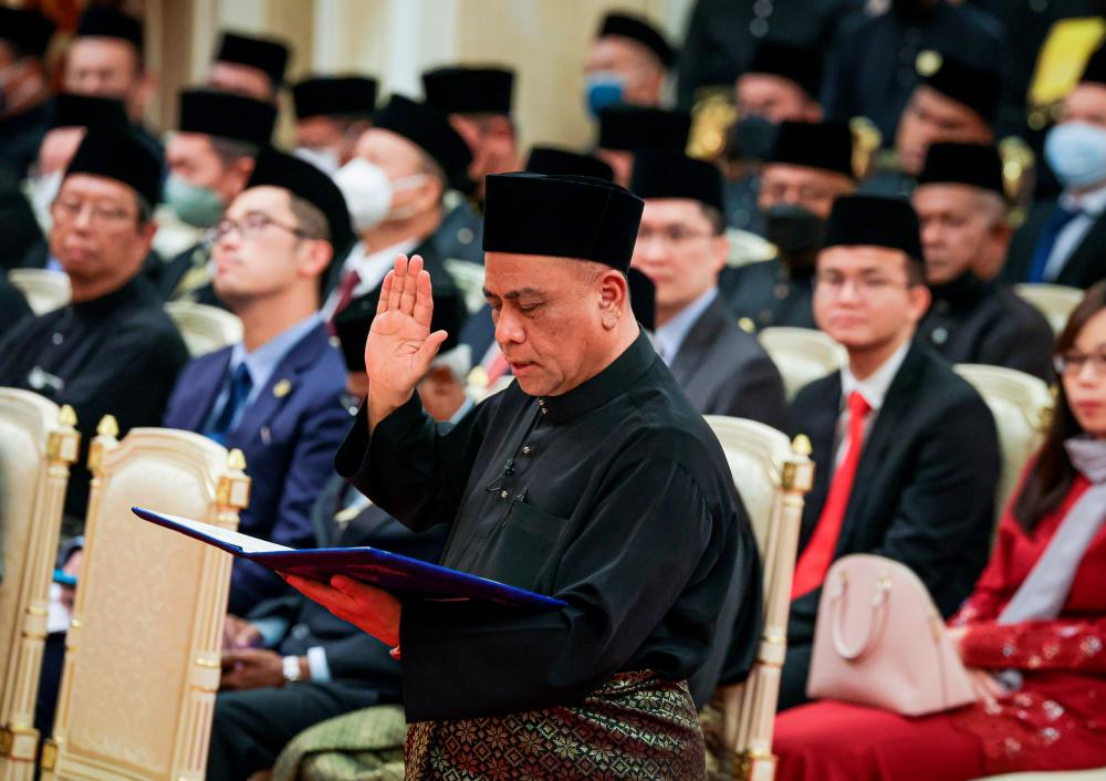 Saarani sworn in as MB of Perak, first state to form govt after GE15 Saarani sworn in as MB of Perak, first state to form govt after GE15