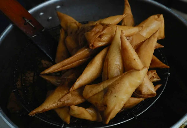 Samosa_stall_owner_criticised_for_mocking_food_reviewer_after_receiving_low_rating (1) Samosa stall owner criticised for mocking food reviewer after receiving low rating