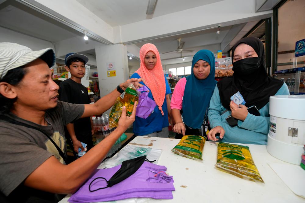 Sandakan KPDNHEP using email to monitor distribution of subsidised cooking oil packs Sandakan KPDNHEP using email to monitor distribution of subsidised cooking oil packs