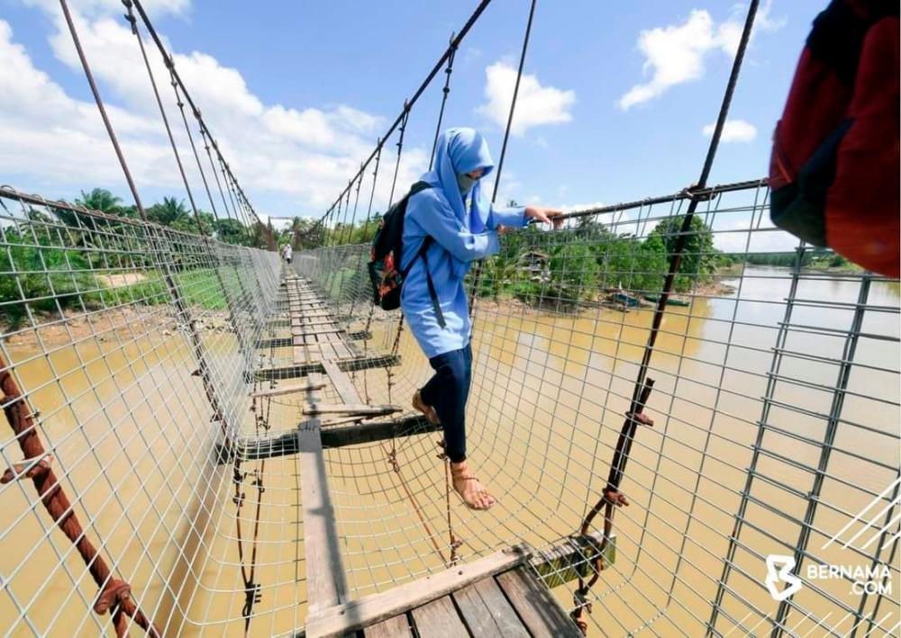 Sandakan students traverse rickety bridge to school Sandakan students traverse rickety bridge to school