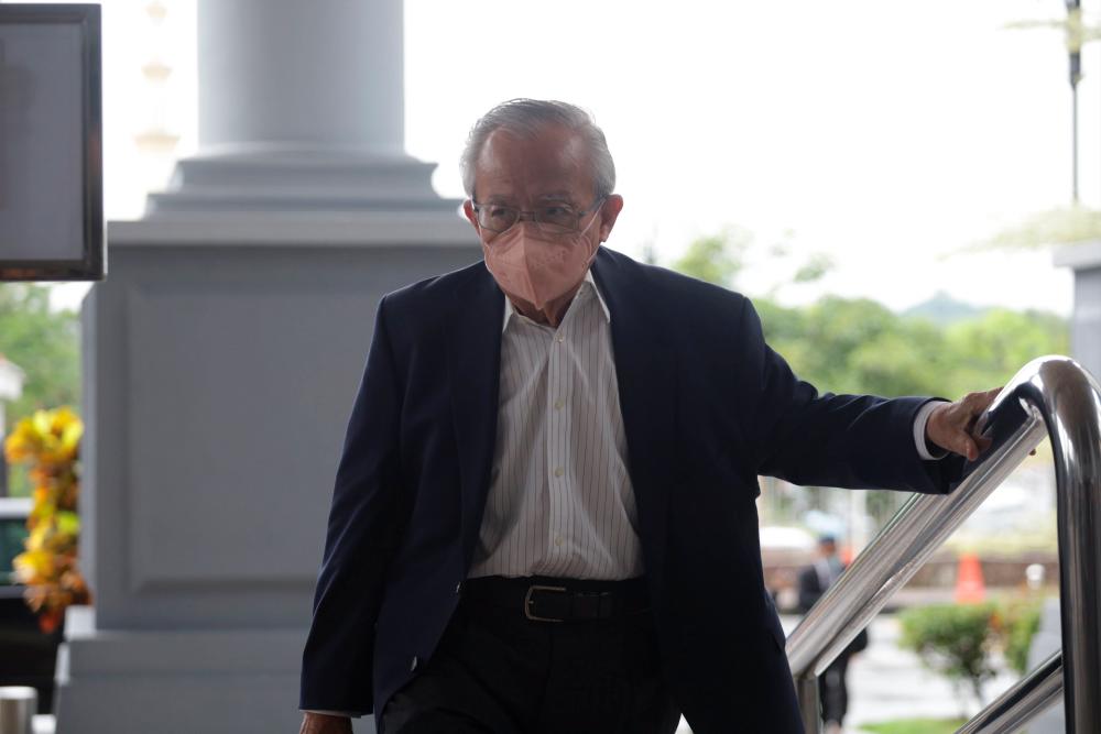 Saya ‘cabut’ selepas Najib tandatangan borang buka akaun bank, kata saksi Saya ‘cabut’ selepas Najib tandatangan borang buka akaun bank, kata saksi