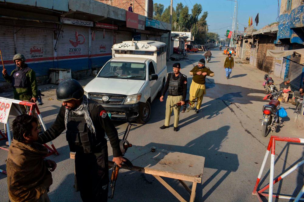 Schools close as Pakistan Taliban siege on police station drags on