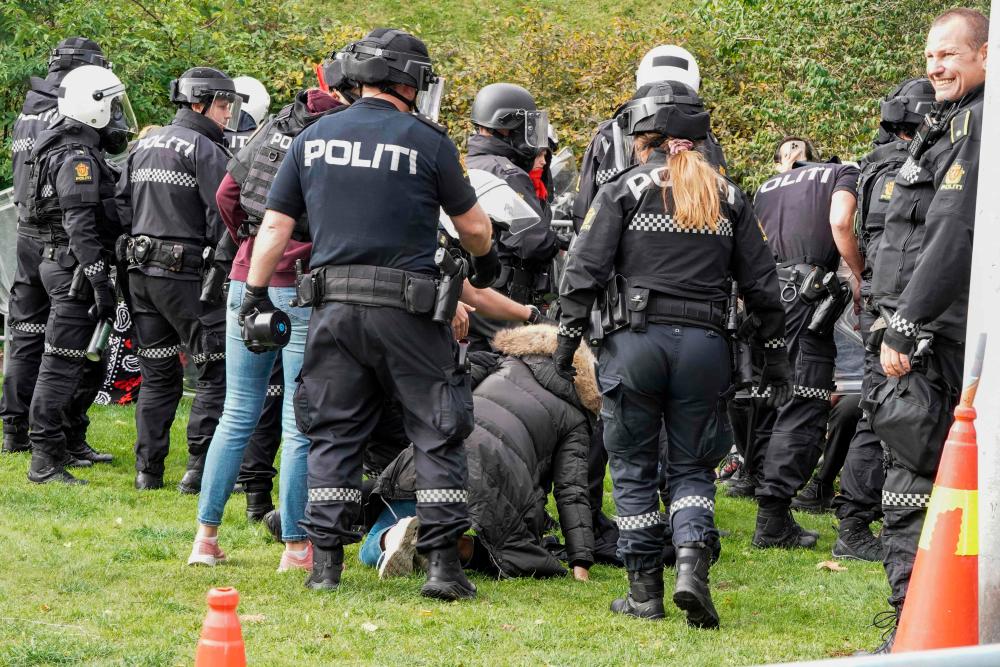 Sekurang-kurangnya 19 maut kumpulan perusuh serbu balai polis di tenggara Iran
