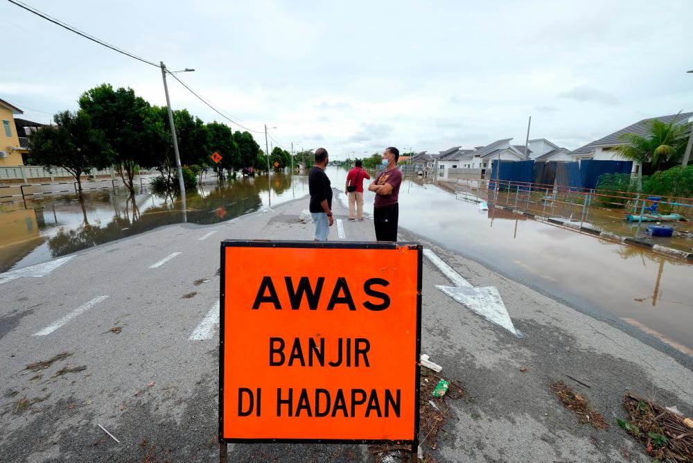 Selangor floods claim first death Selangor floods claim first death