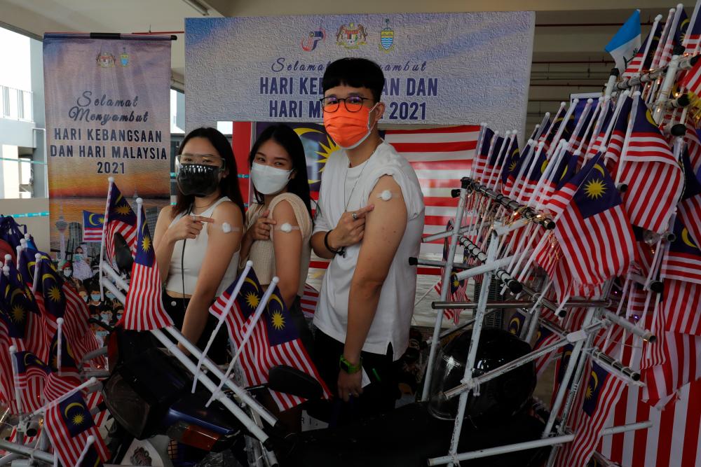 Selangor hands over 20,000 doses of Covid-19 vaccine to Penang