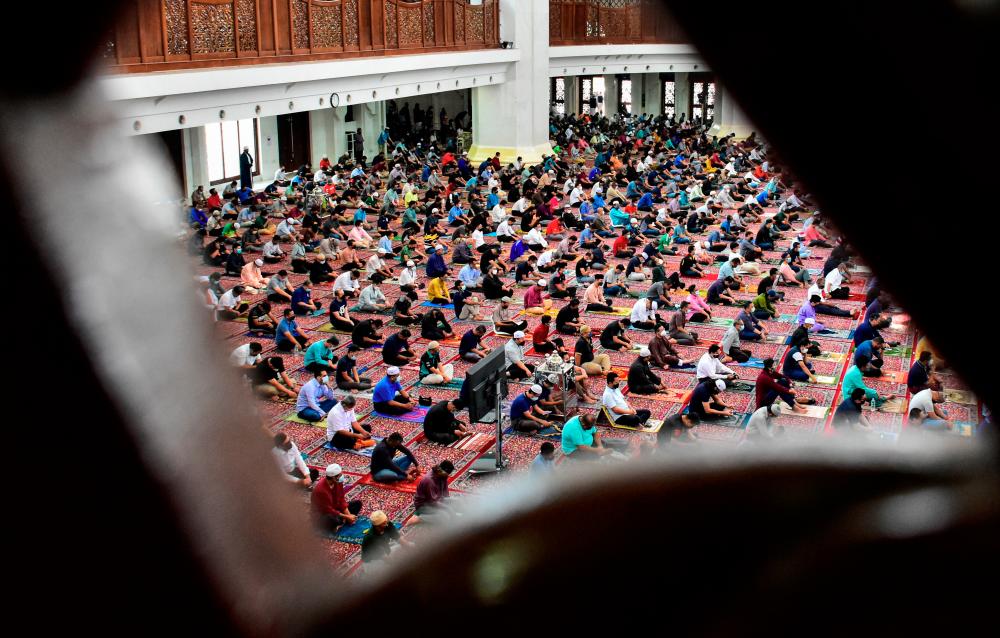 Selangor ruler wants number of Friday prayer worshippers at mosques, surau increased 