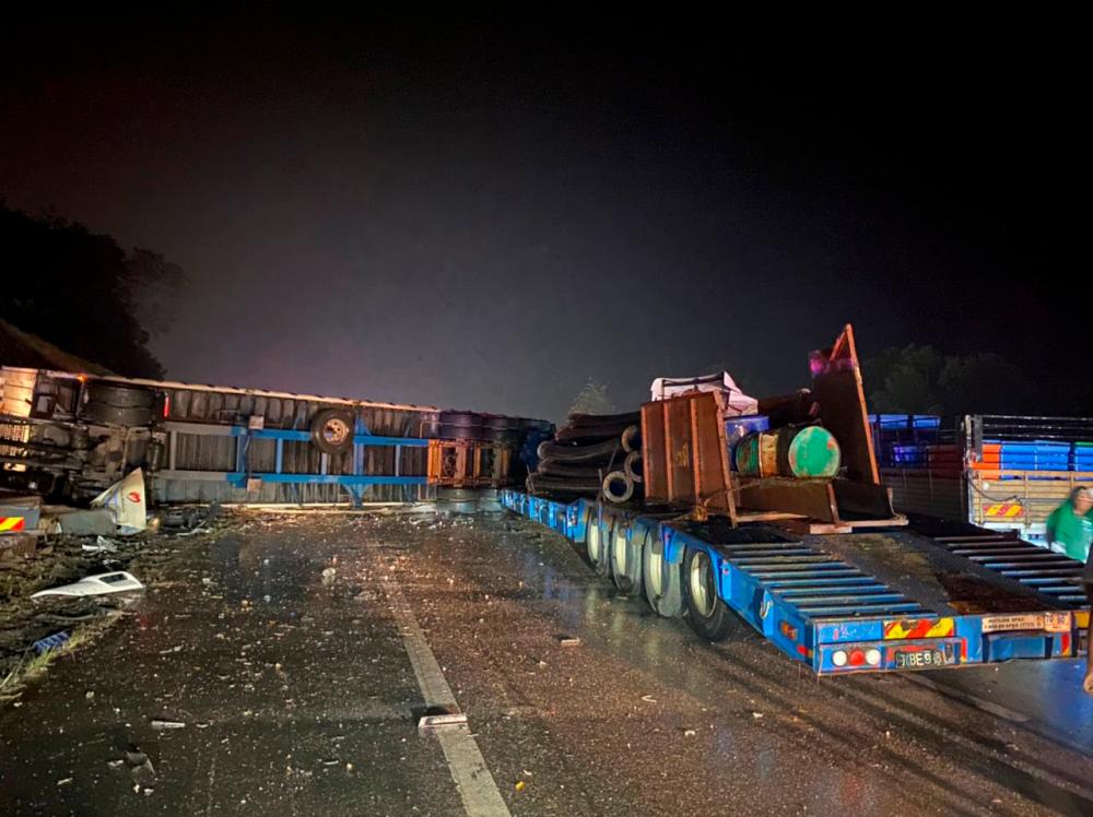 Seorang lelaki maut dalam kemalangan babitkan tiga treler, dua kenderaan di Slim River Seorang lelaki maut dalam kemalangan babitkan tiga treler, dua kenderaan di Slim River