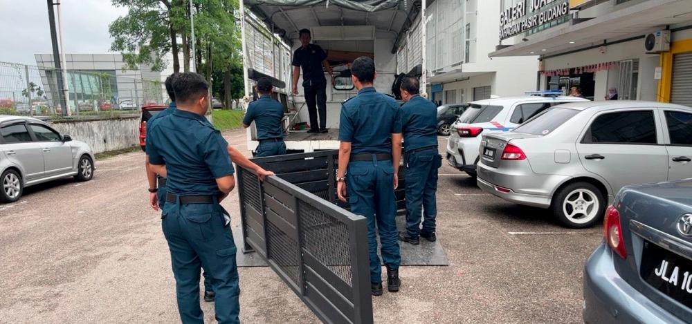 Shop’s metal barricades blocking public walkway taken down by city council Shop’s metal barricades blocking public walkway taken down by city council