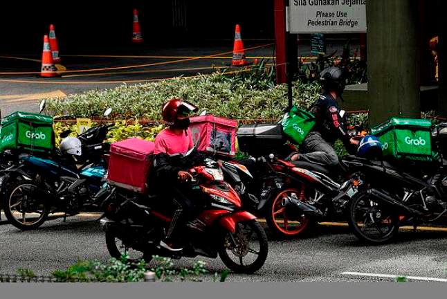 Siang ahli fisiologi, malam penghantar makanan menggunakan basikal Siang ahli fisiologi, malam penghantar makanan menggunakan basikal