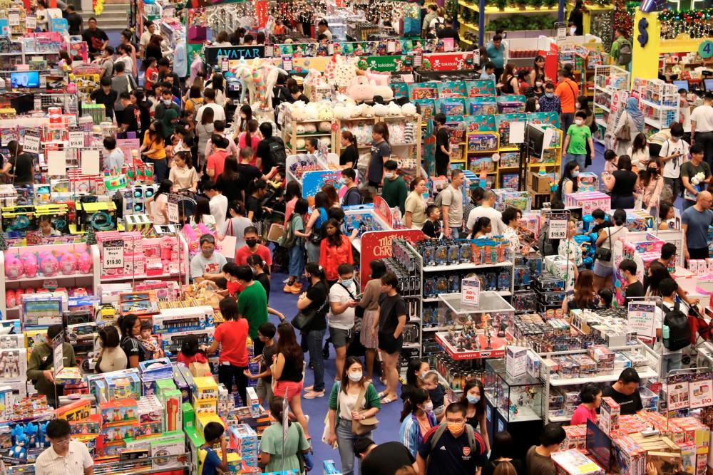 Singaporeans hit the malls on shopping spree before sales tax hike Singaporeans hit the malls on shopping spree before sales tax hike