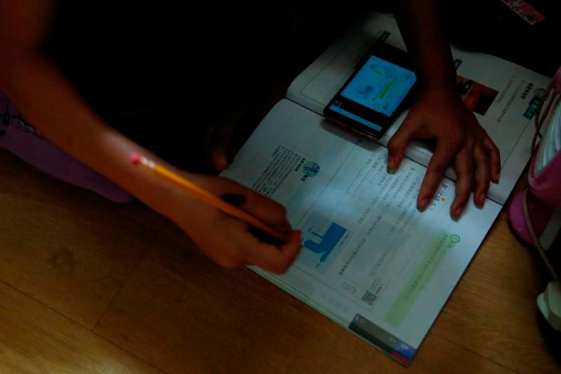 Sisterâs SPM success motivates siblings to climb hill for internet service