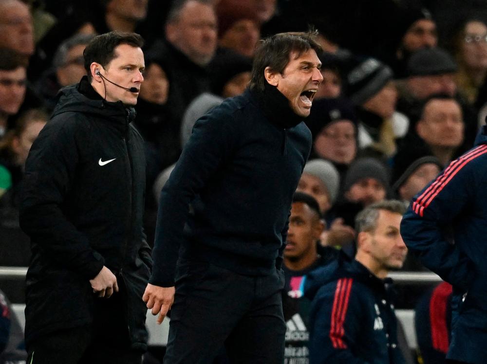 Spurs boss Conte ponders football future after death of three friends Spurs boss Conte ponders football future after death of three friends