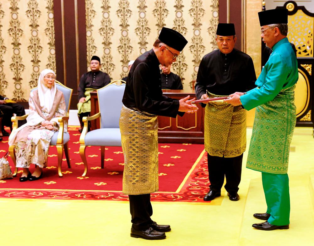 Stock market, ringgit surge on Anwar’s appointment as 10th PM