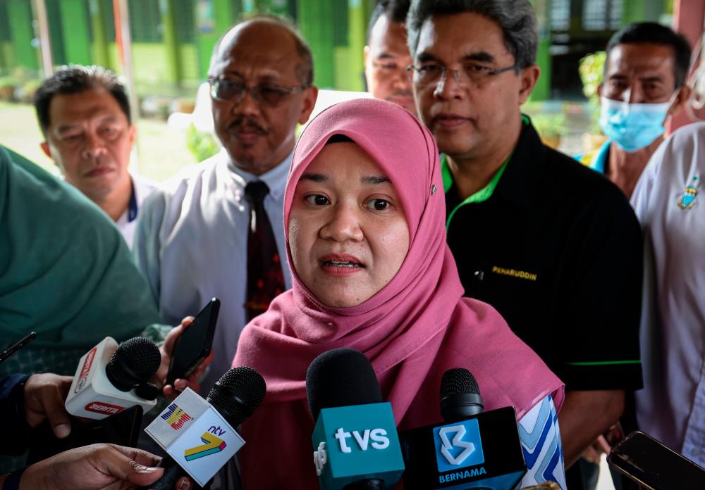 Stop giving warning to teachers who criticise on social media: Fadhlina