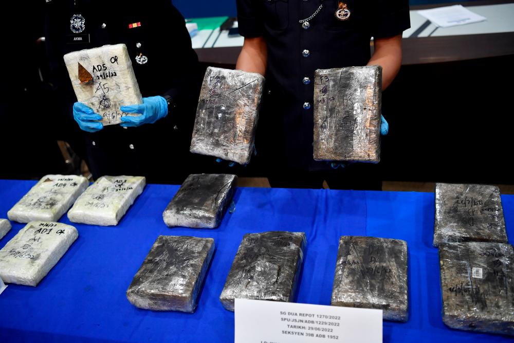 Suami isteri, rakan ditahan bersama ganja bernilai RM33,813 Suami isteri, rakan ditahan bersama ganja bernilai RM33,813