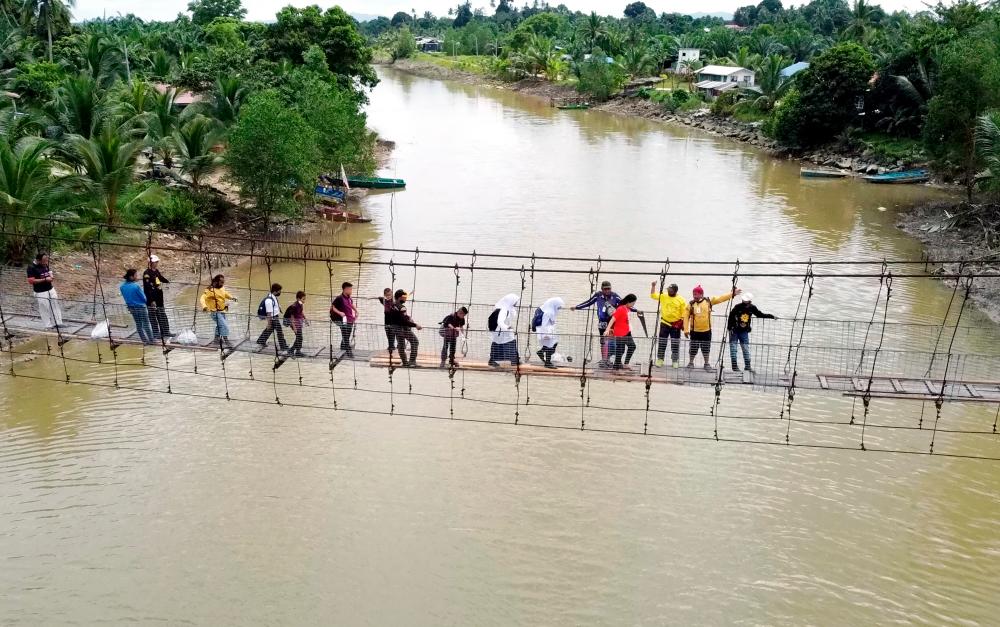 Suhakam CC saddened by news of students crossing damaged bridge Suhakam CC saddened by news of students crossing damaged bridge