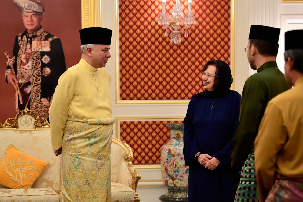 Sultan Nazrin tells political parties to find the best formula to form a new state govt Sultan Nazrin tells political parties to find the best formula to form a new state govt