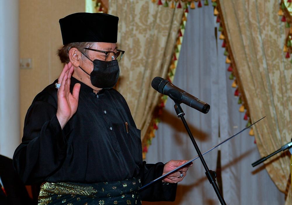 Sâwak polls: Abang Johari sworn in as Chief Minister Sâwak polls: Abang Johari sworn in as Chief Minister