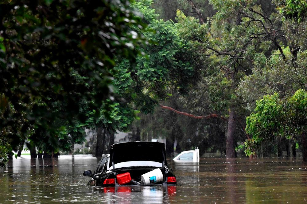 Sydney hit by torrential rains as flood warnings stretch across Australia’s east coast