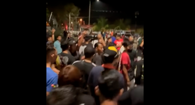 Syed Saddiq heckled by ‘mat motor’ at Muda ceramah Syed Saddiq heckled by ‘mat motor’ at Muda ceramah