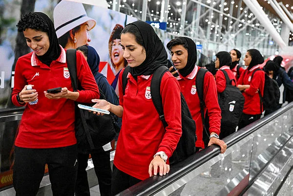Iranian women's football team member changes mind on asylum in Australia
