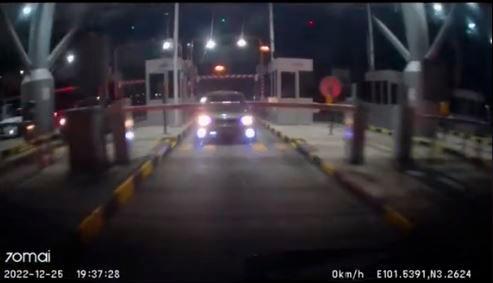 Tailgating driver stopped from skipping toll fare payment