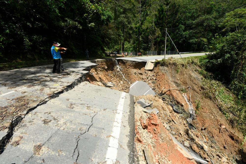 Tambunan-Keningau route near Kg Liau blocked after landslide