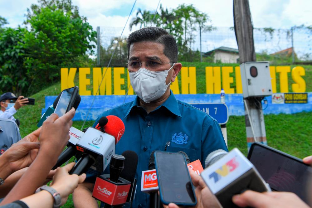 Tanah runtuh Kemensah Heights: Pembinaan cerucuk besi perlu disegerakan: Azmin