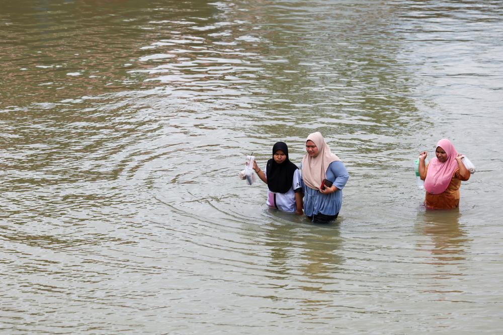 Tentera Darat hantar tambahan lapan trak bantu mangsa banjir di Pantai Timur