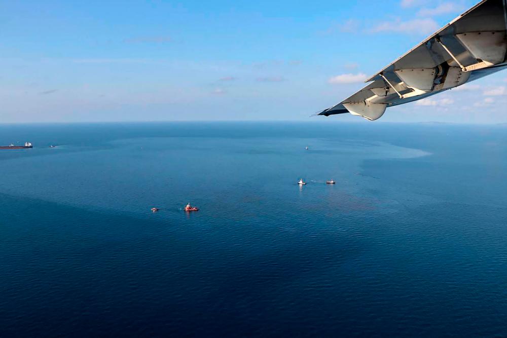 Thailand rushes to contain oil spill after undersea leak