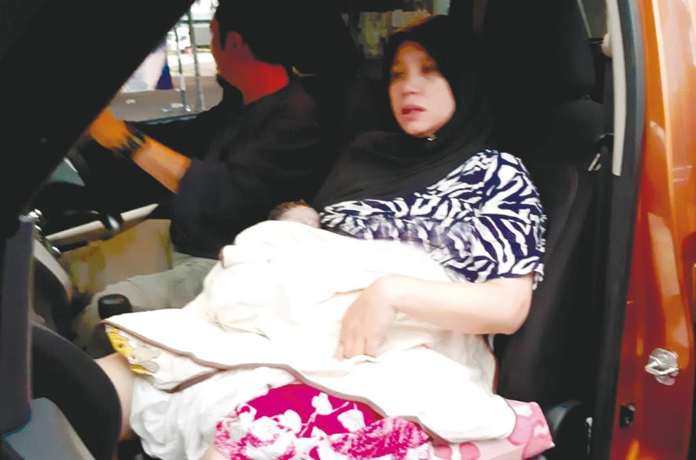 Thaipusam devotees help deliver baby in vehicle Thaipusam devotees help deliver baby in vehicle