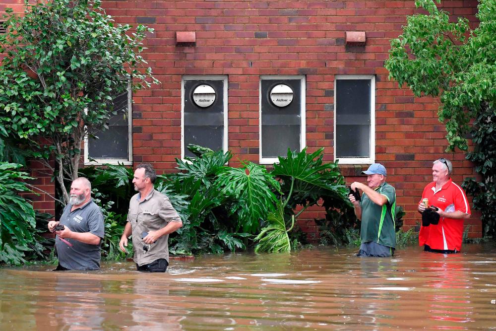 Thousands in Australian inland towns flee homes amid major flood warnings