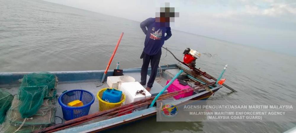 Three fishing boats detained, 20 ‘bubu naga’ fish traps seized Three fishing boats detained, 20 ‘bubu naga’ fish traps seized