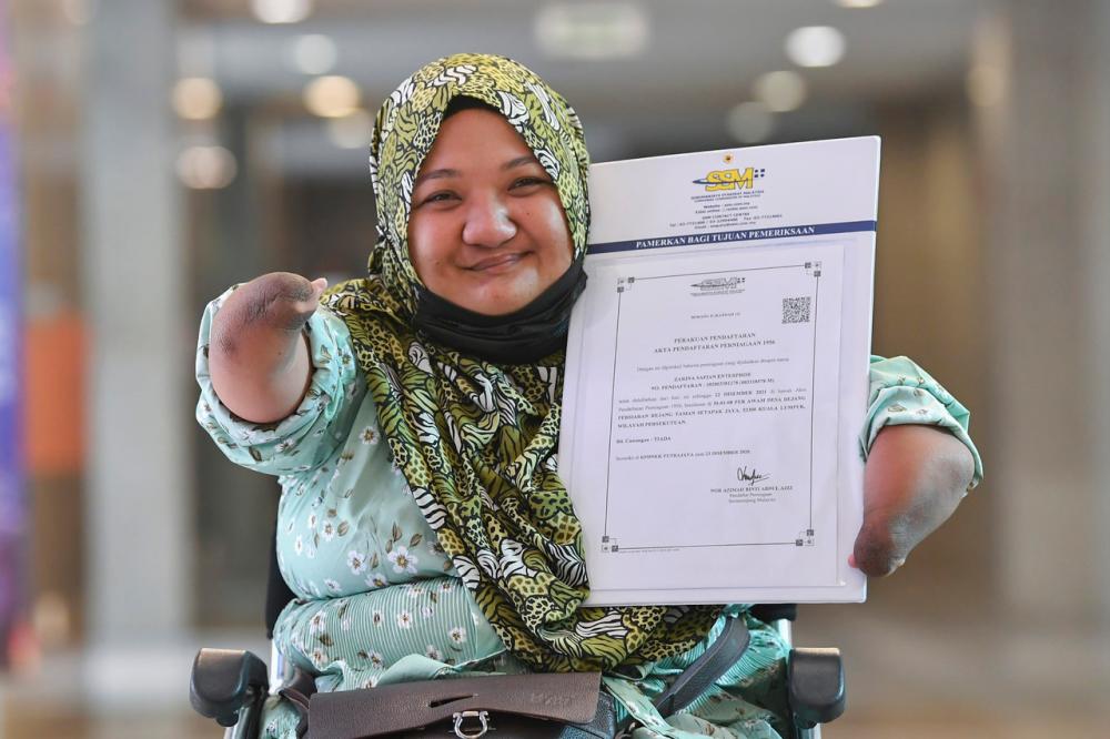 Tiada kedua-dua kaki dan tangan bukan penghalang Zarina berniaga kuih