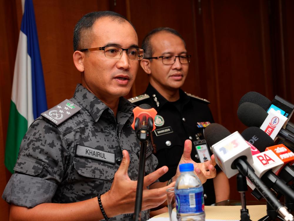 Tiga pegawai imigresen ditahan kes seludup, pemerdagangan manusia di KLIA, JB Tiga pegawai imigresen ditahan kes seludup, pemerdagangan manusia di KLIA, JB
