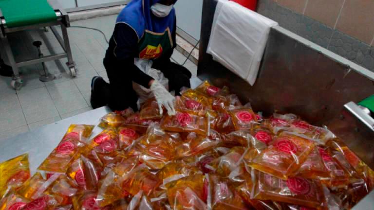 Timbangan kurang, syarikat pembungkus minyak paket di Melaka berdepan tindakan