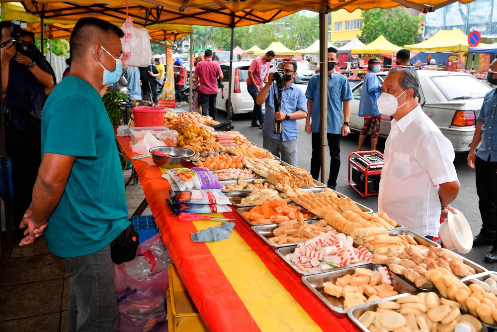 Tourism Malaysia helps tourist operators on Pulau Tioman with food baskets