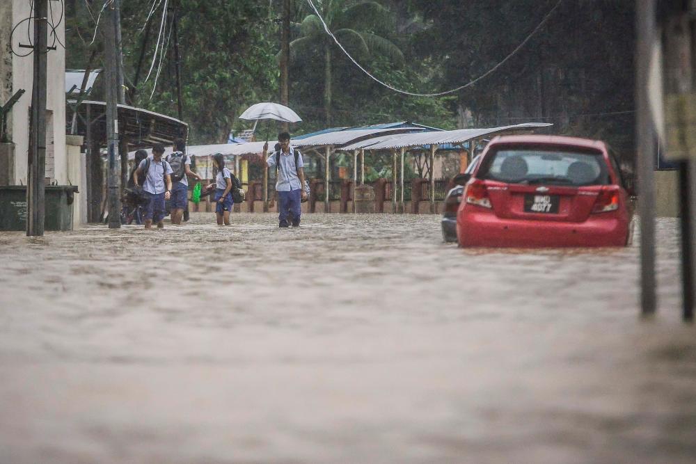 Traffic chaos as flash floods wreak havoc in city (Video) Traffic chaos as flash floods wreak havoc in city (Video)
